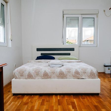 Apartman Stex พอดโกริกา ภายนอก รูปภาพ